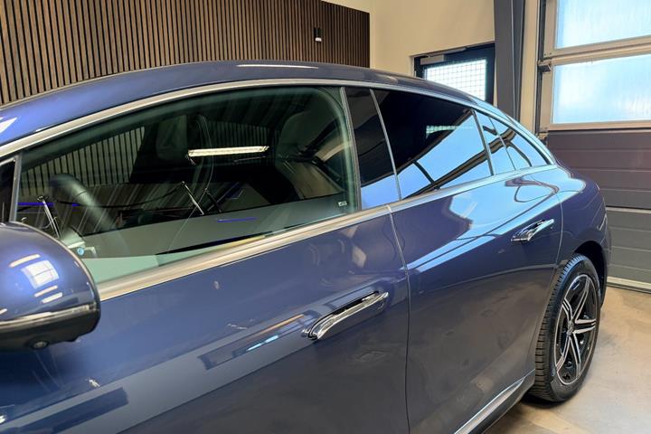 Blå Mercedes EQE350+ fra 2025