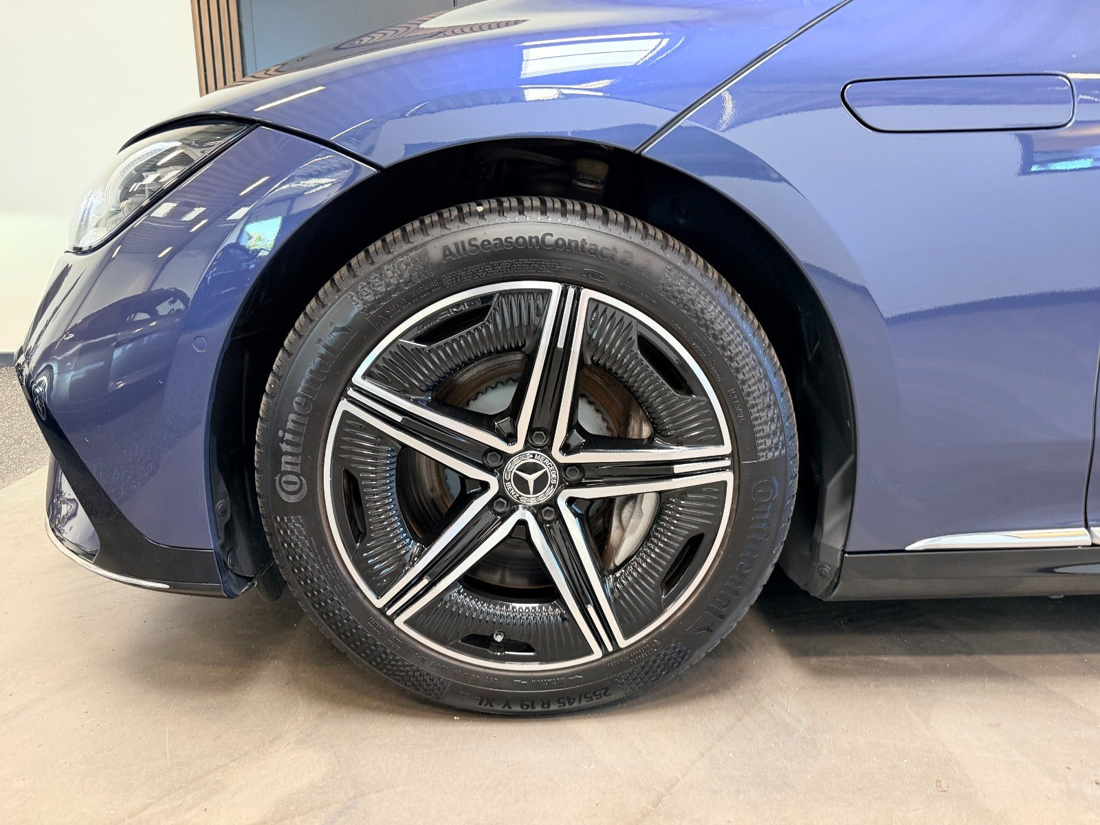 Blå Mercedes EQE350+ fra 2025