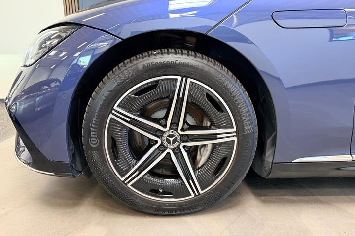 Blå Mercedes EQE350+ fra 2025
