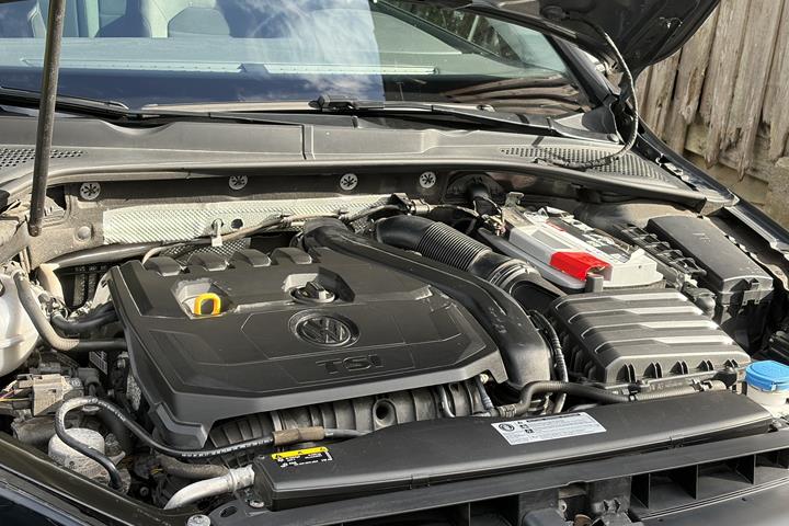 Beige VW Golf VII fra 2018