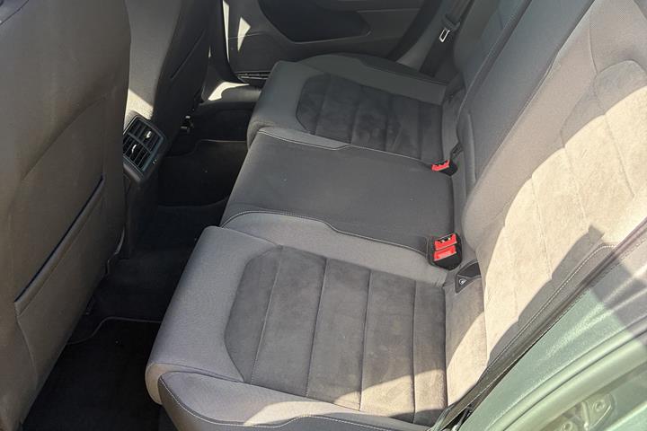 Beige VW Golf VII fra 2018