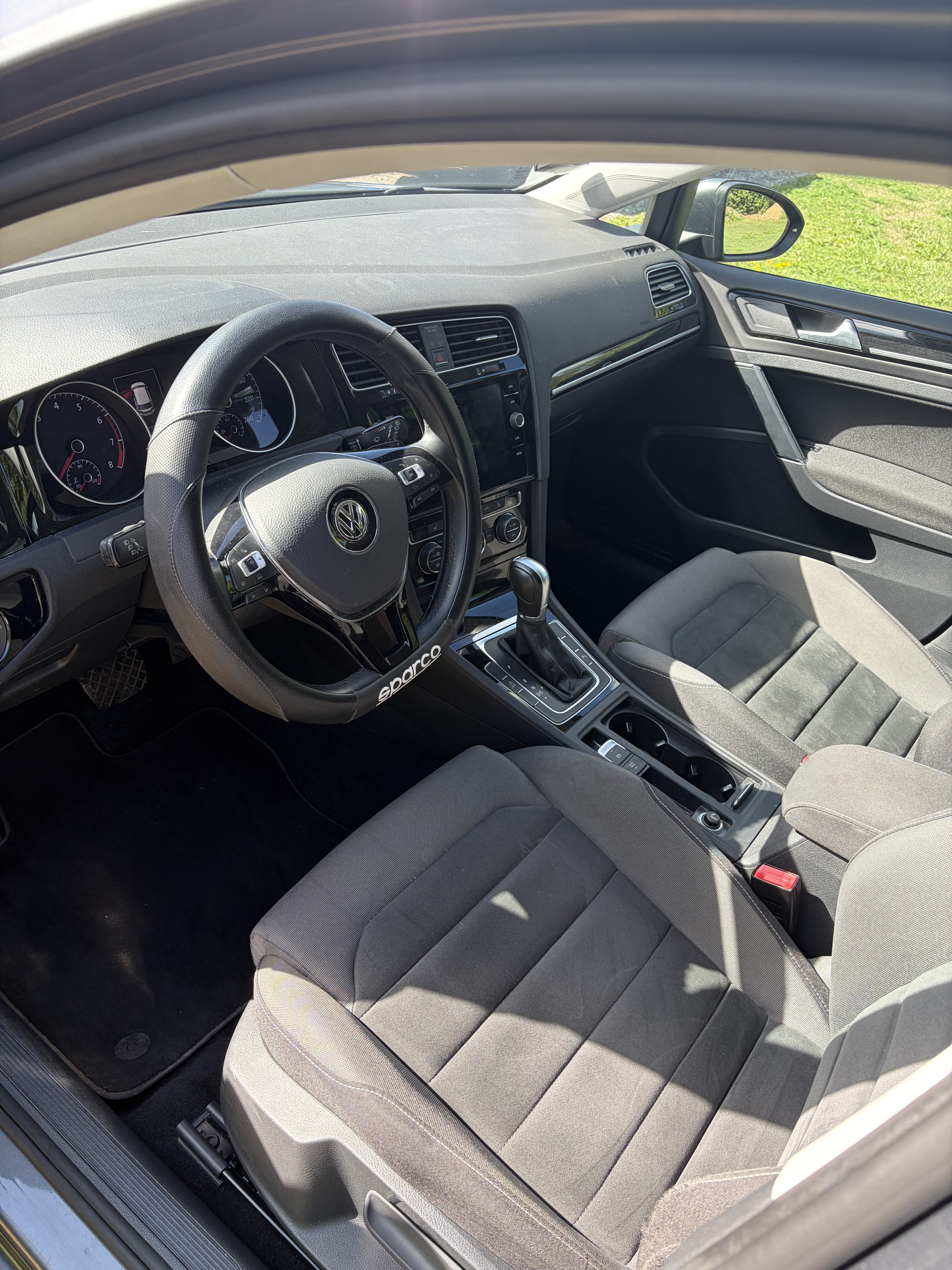 Beige VW Golf VII fra 2018