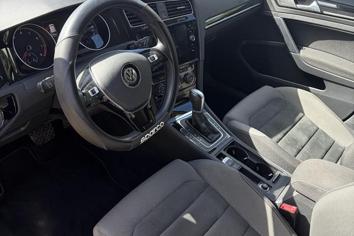 Beige VW Golf VII fra 2018