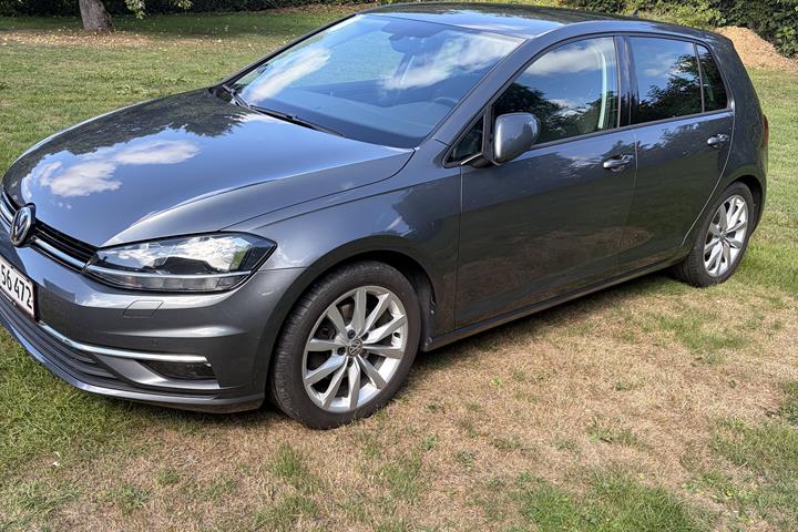 Beige VW Golf VII fra 2018