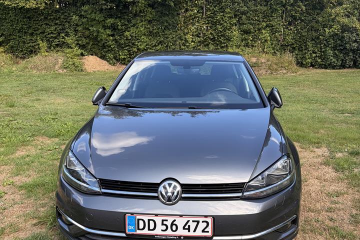 Beige VW Golf VII fra 2018