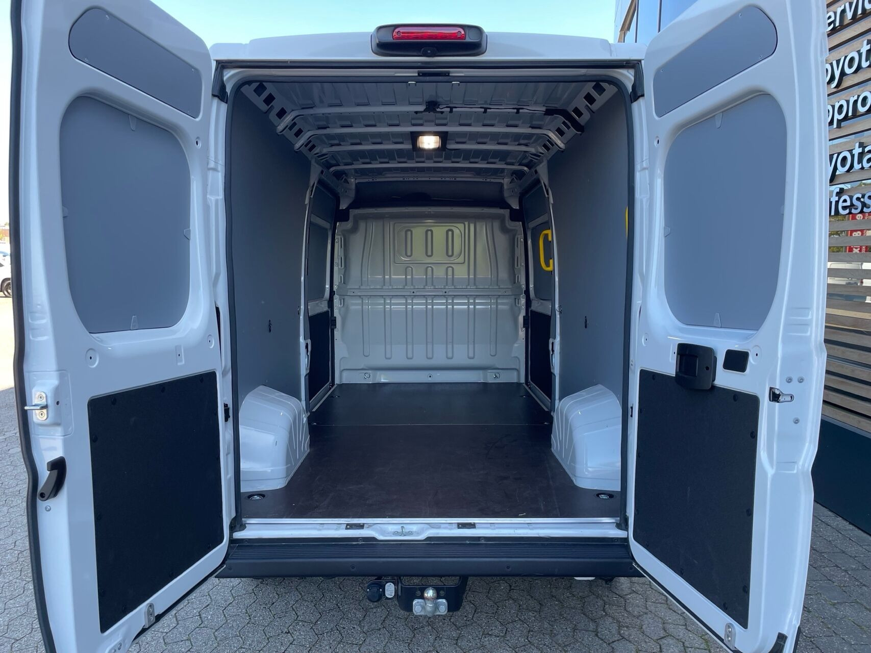Hvid Toyota Proace Max fra 2024