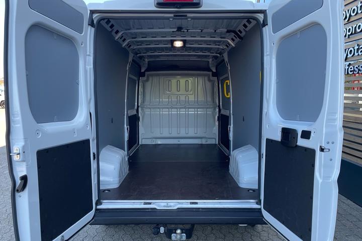 Hvid Toyota Proace Max fra 2024