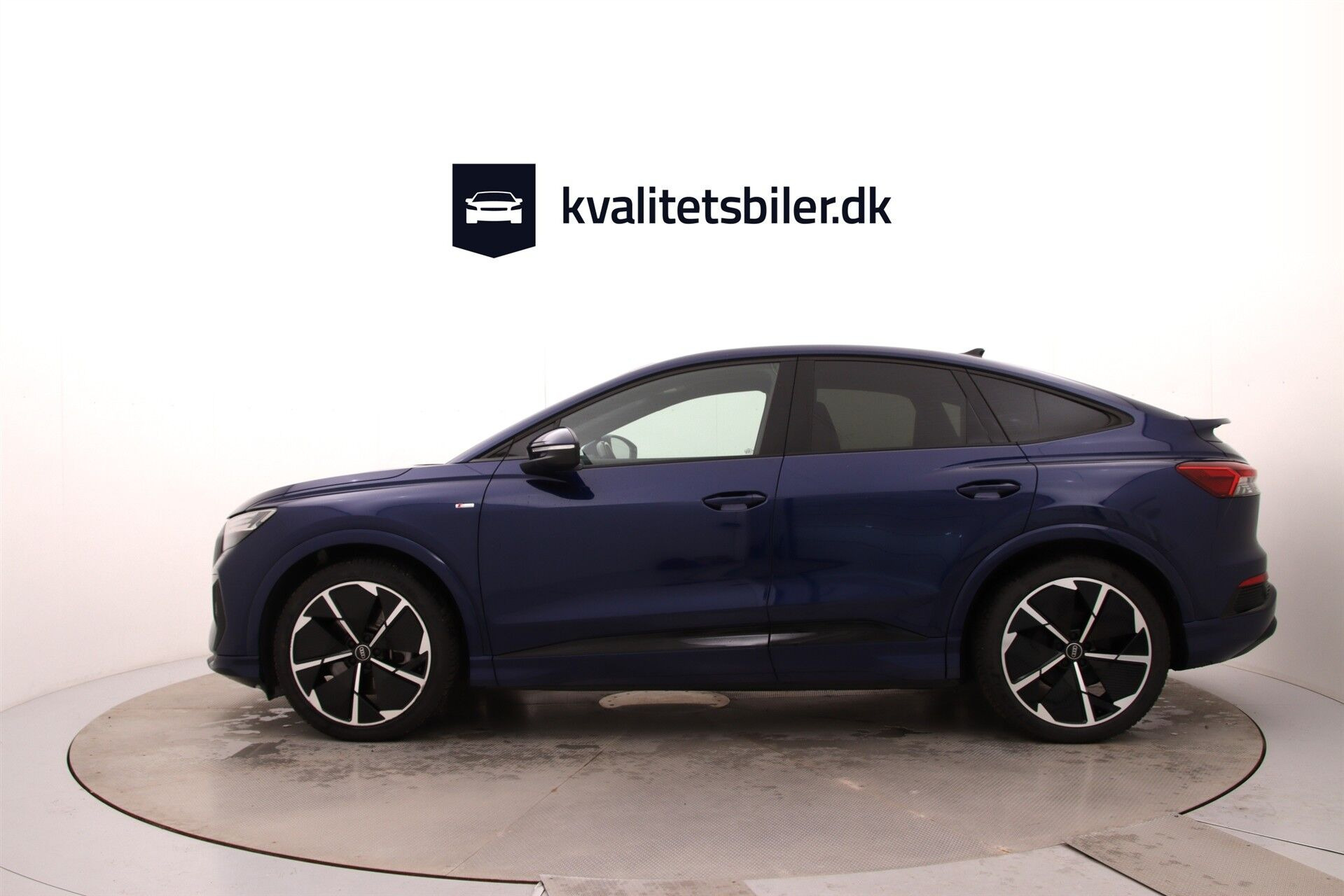 Blå Audi Q4 fra 2024