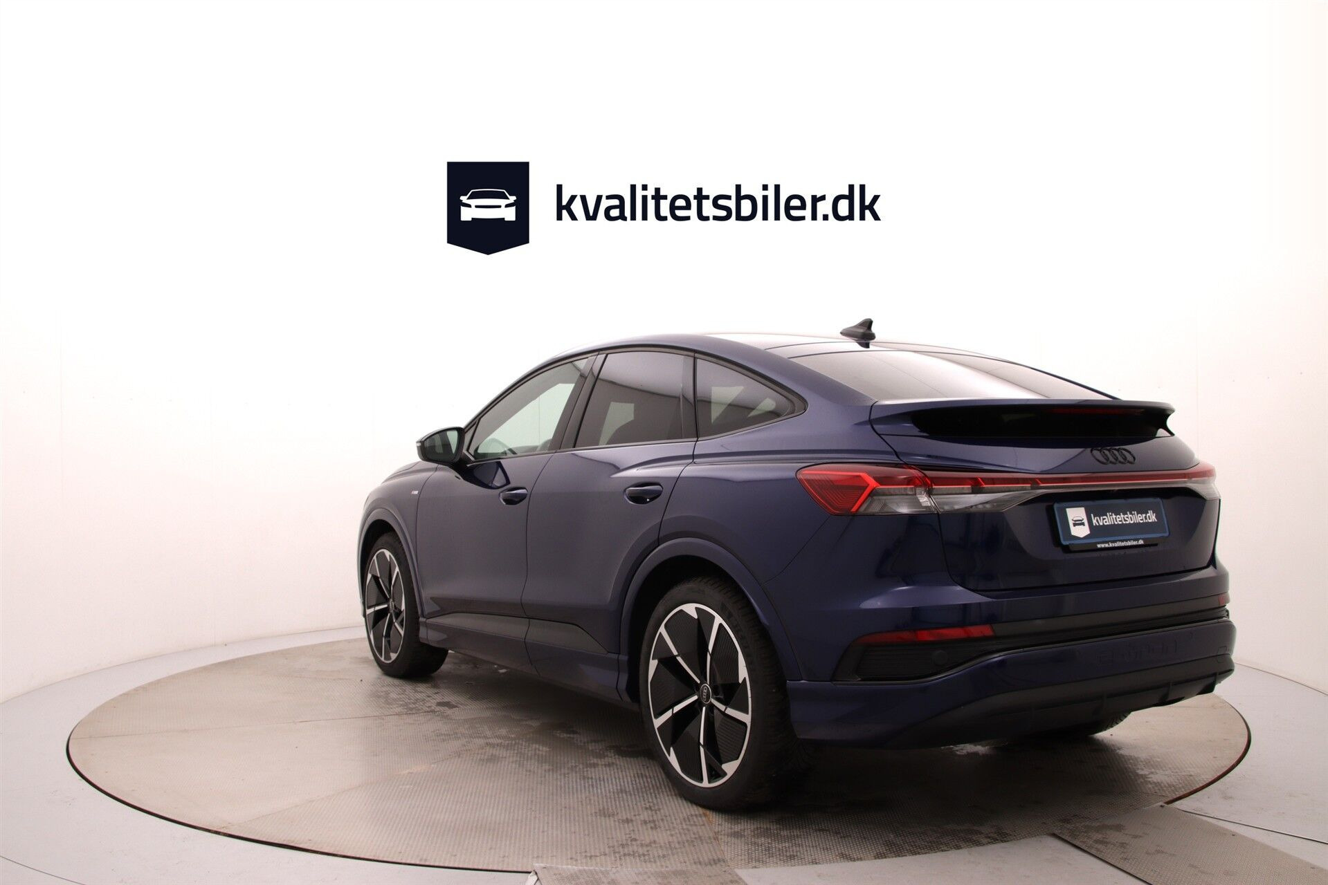 Blå Audi Q4 fra 2024