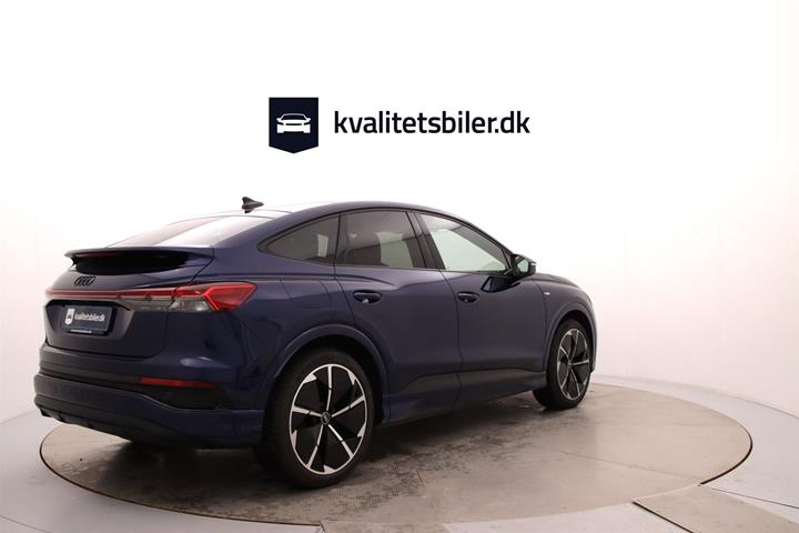 Blå Audi Q4 fra 2024