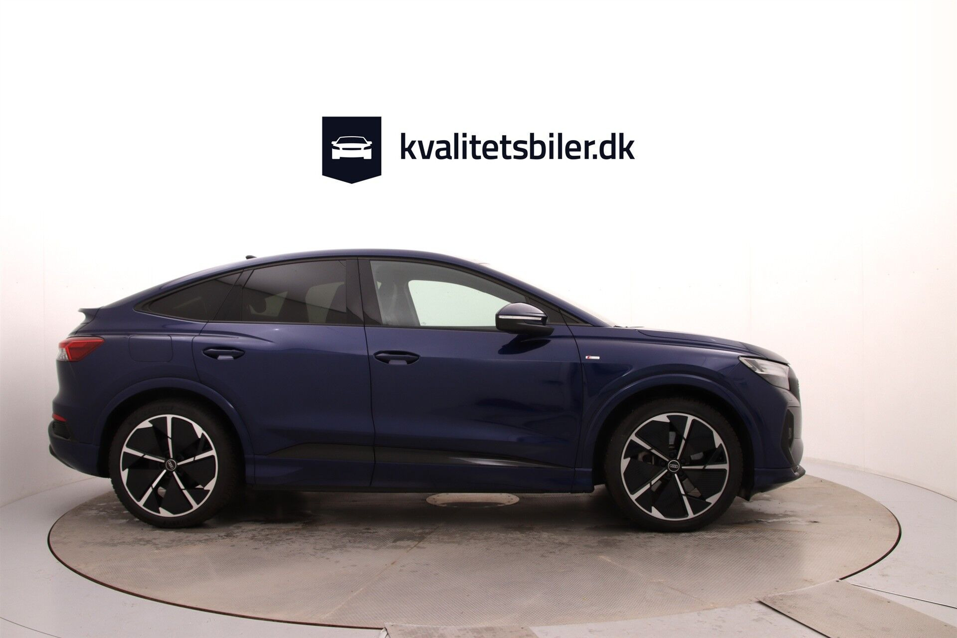 Blå Audi Q4 fra 2024