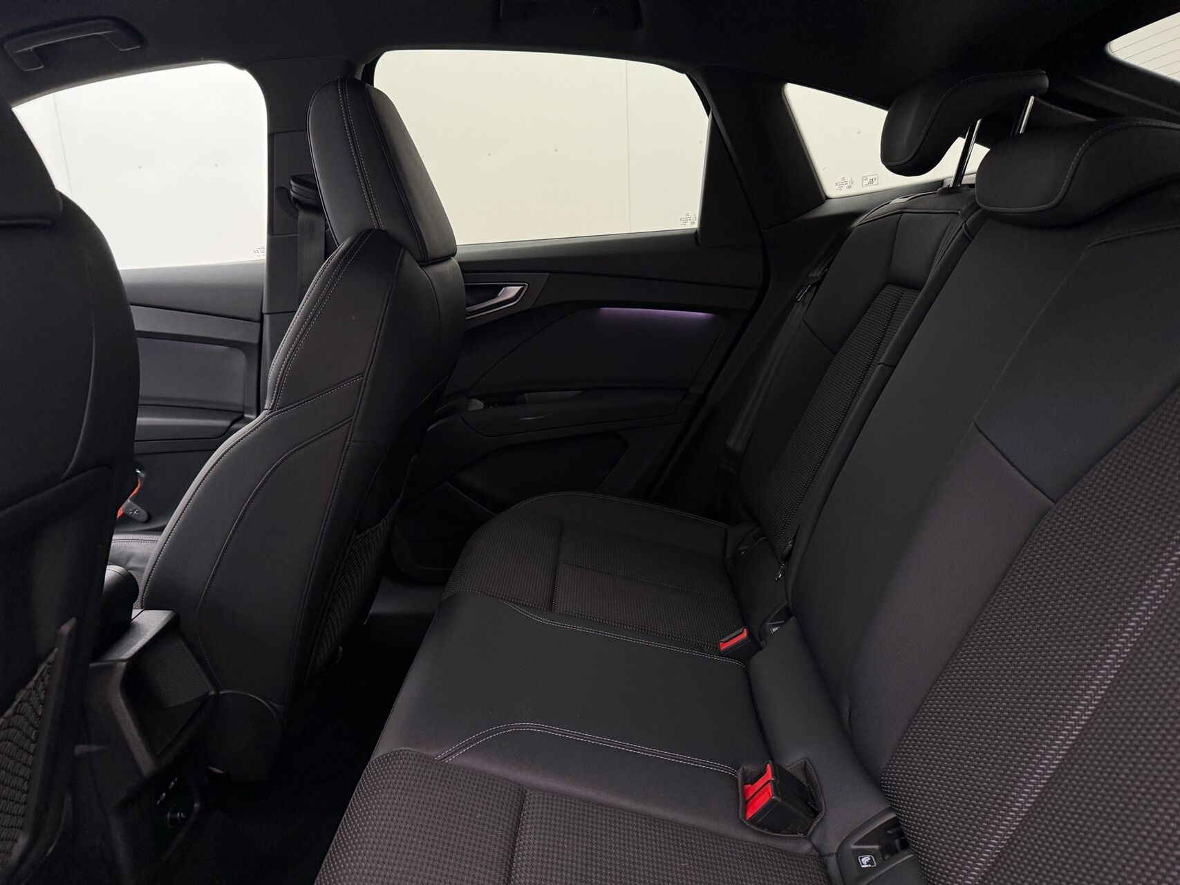 Blå Audi Q4 fra 2024