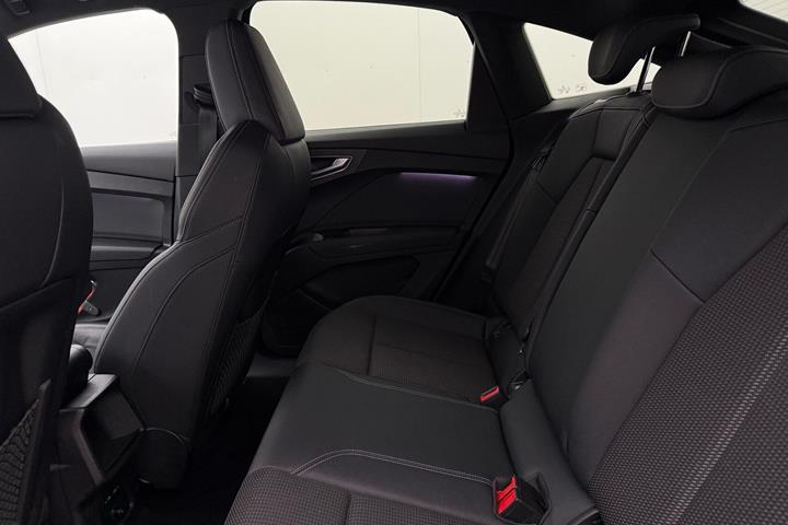 Blå Audi Q4 fra 2024