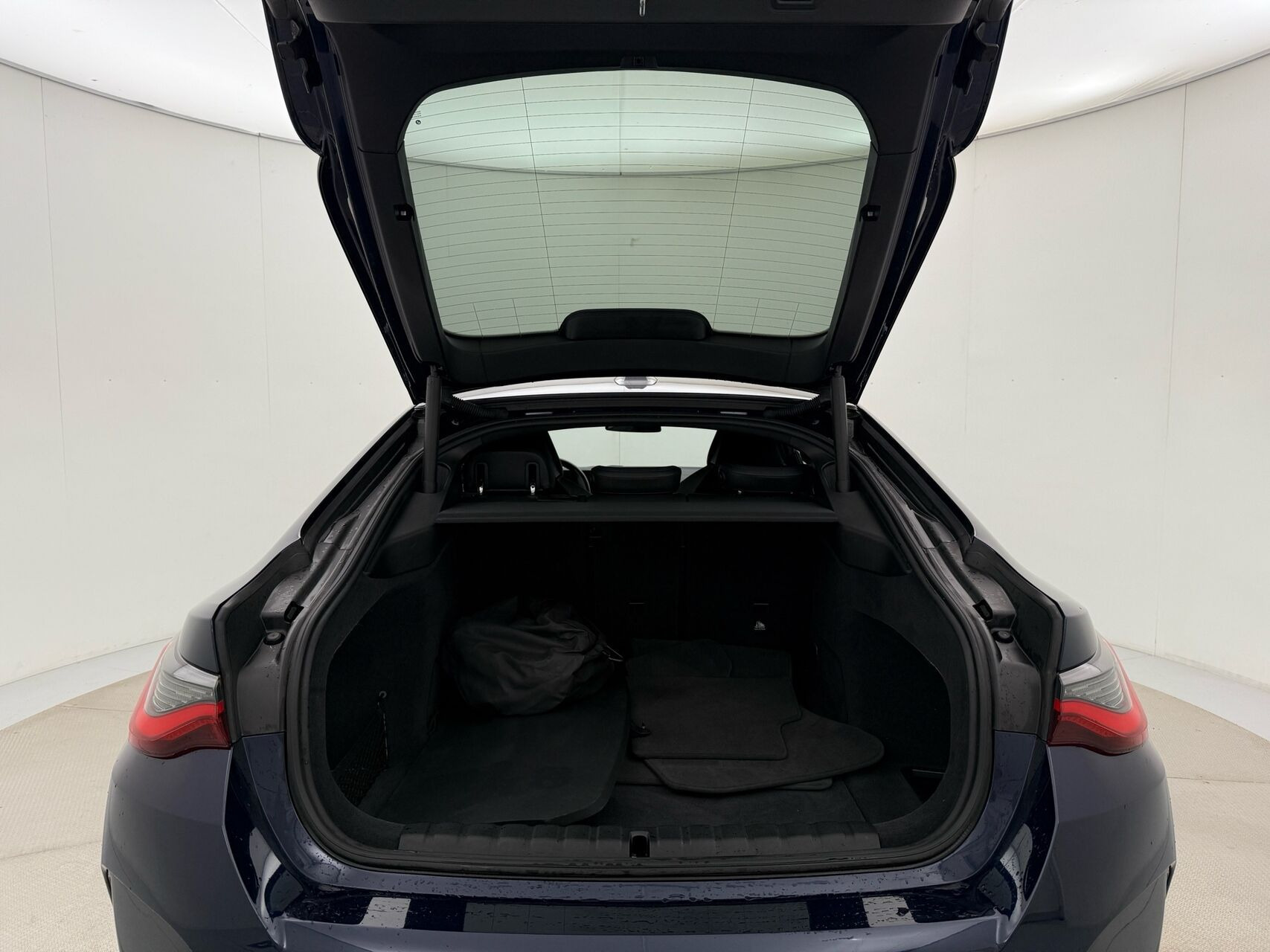 Blå BMW i4 fra 2023