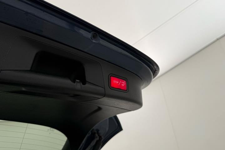 Blå Mercedes EQA250+ fra 2022