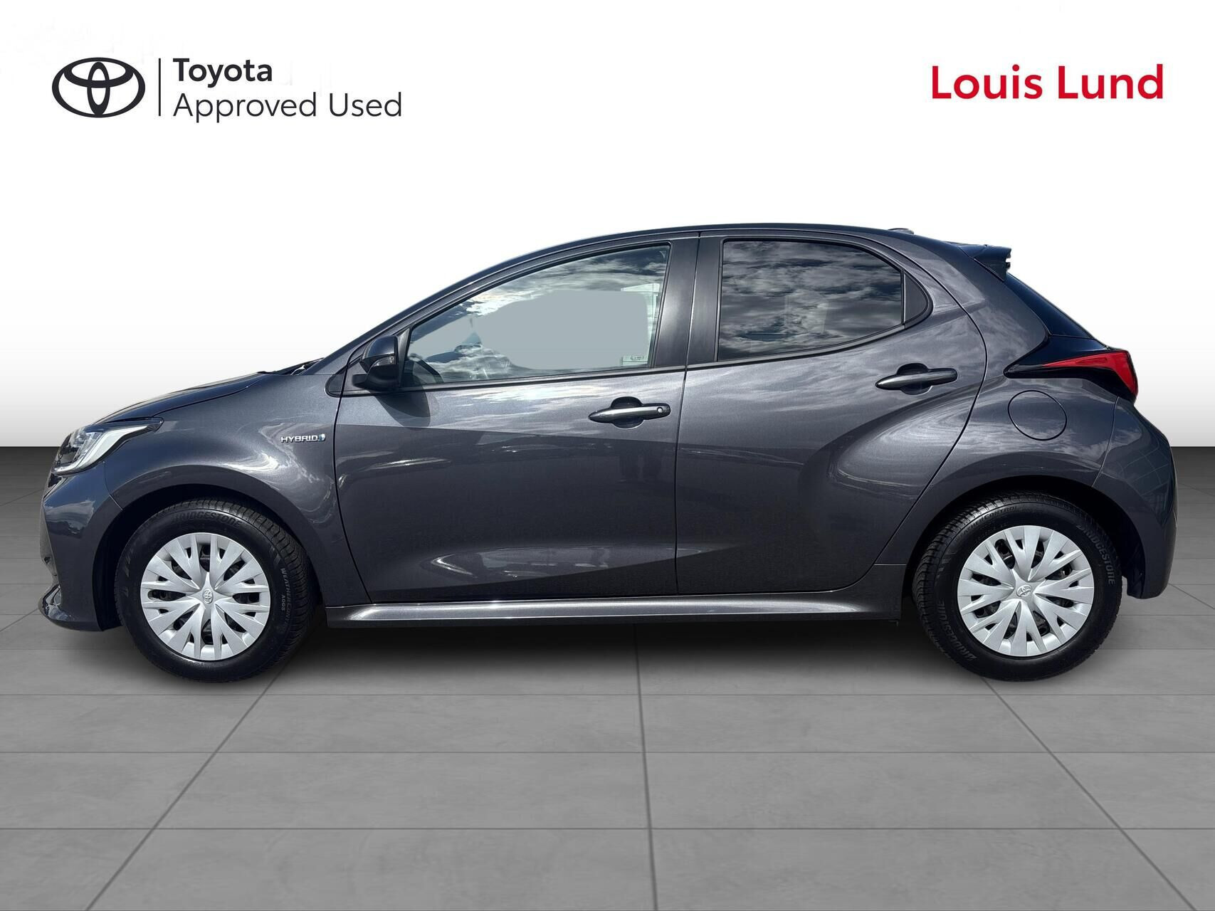Grå Toyota Yaris fra 2020