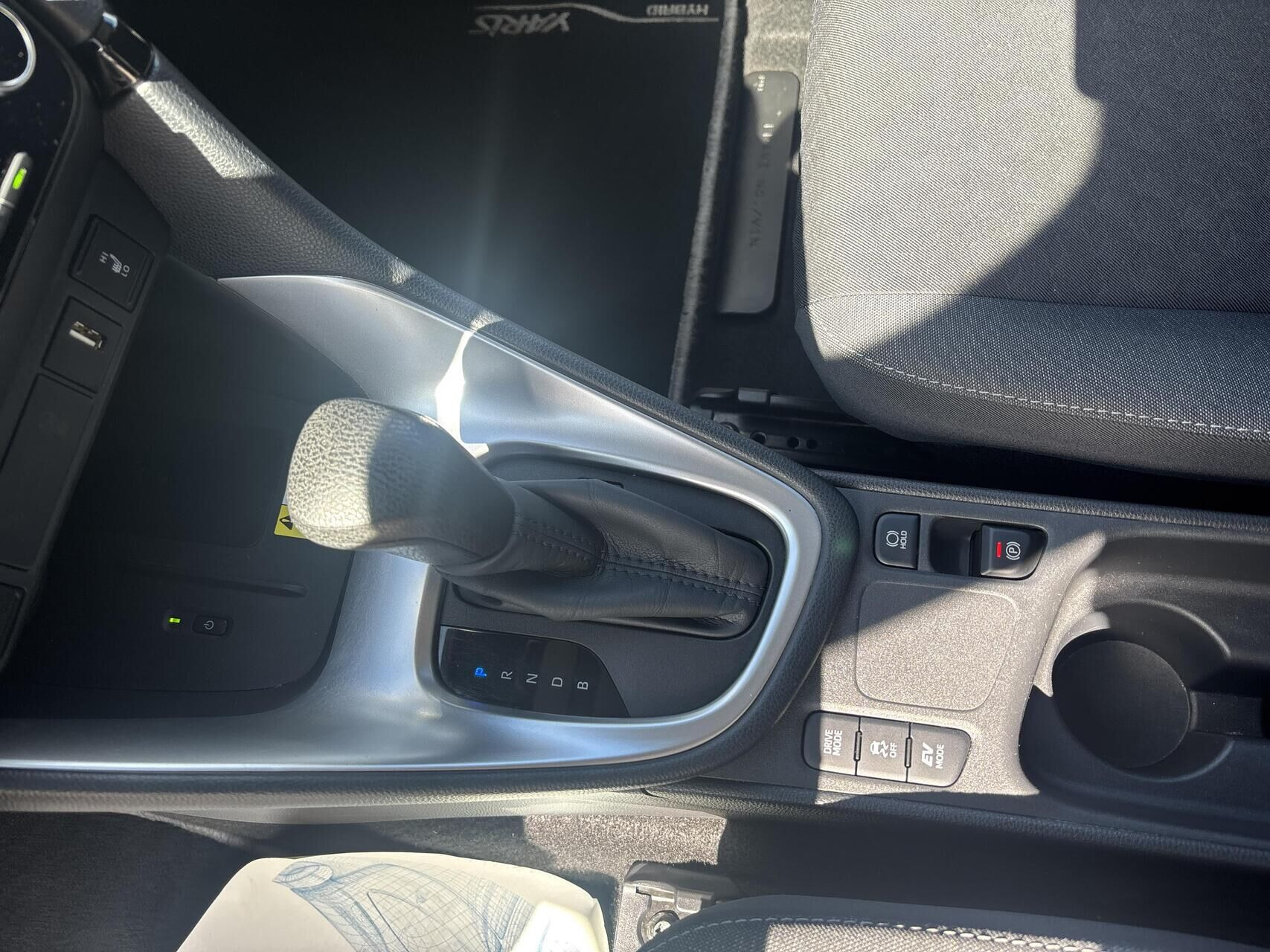 Grå Toyota Yaris fra 2020