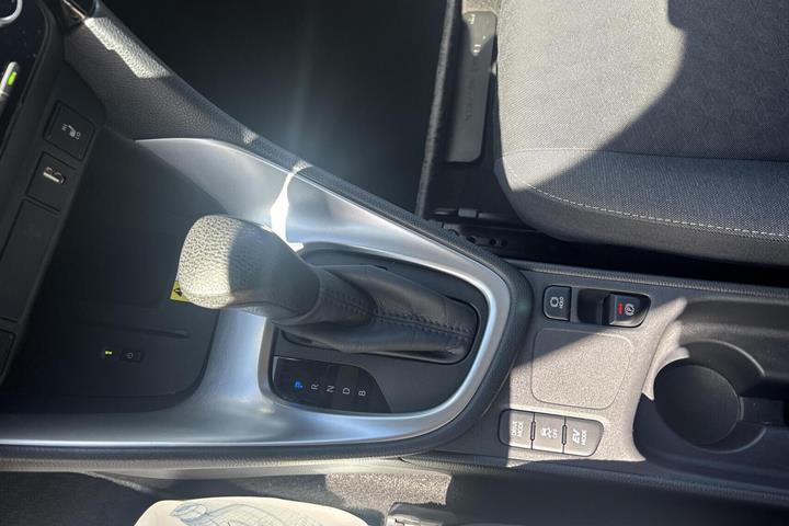 Grå Toyota Yaris fra 2020