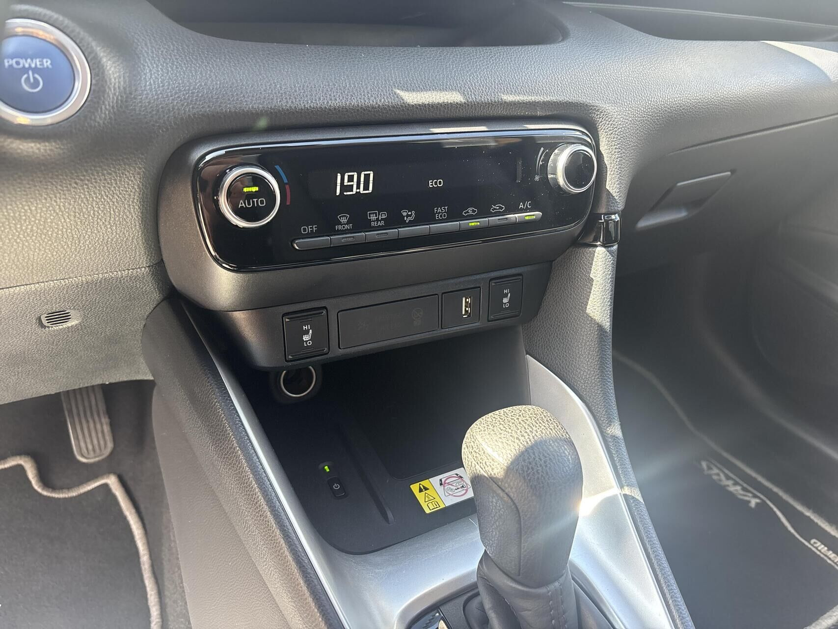 Grå Toyota Yaris fra 2020