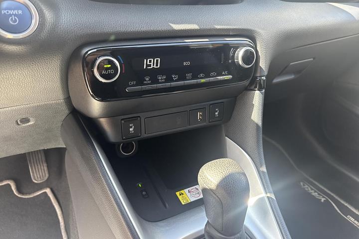 Grå Toyota Yaris fra 2020