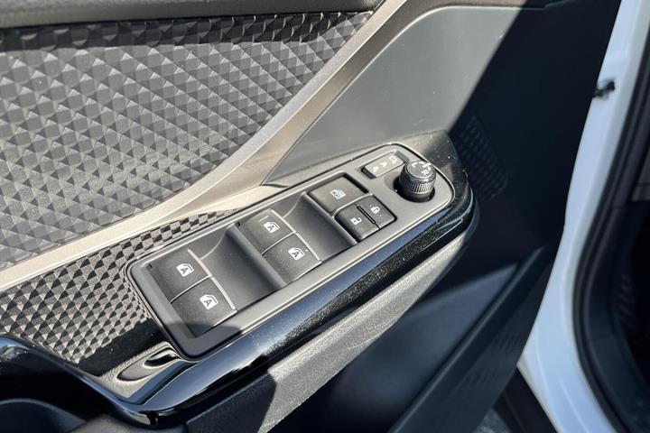 Hvid Toyota C-HR fra 2018