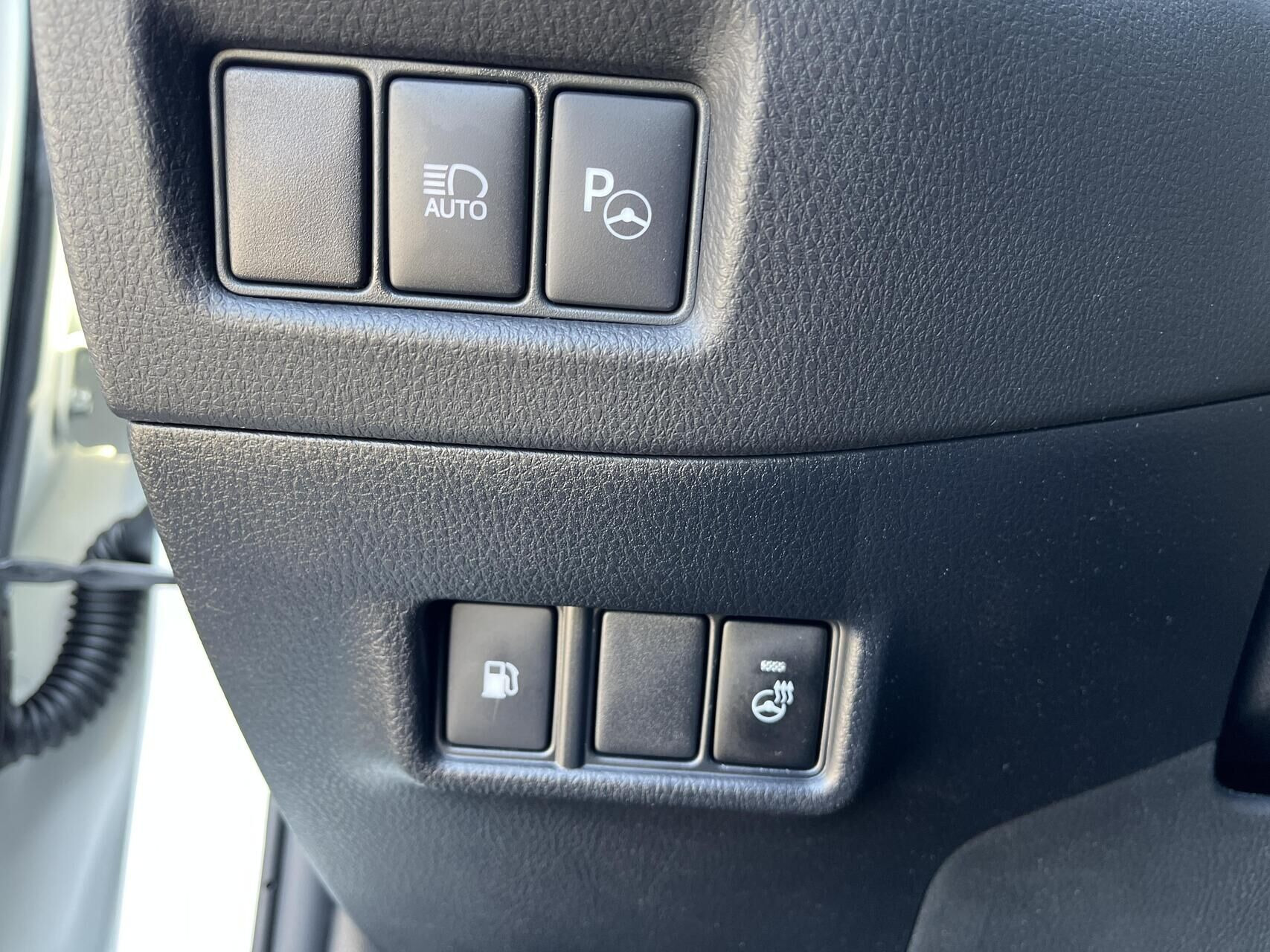 Hvid Toyota C-HR fra 2018