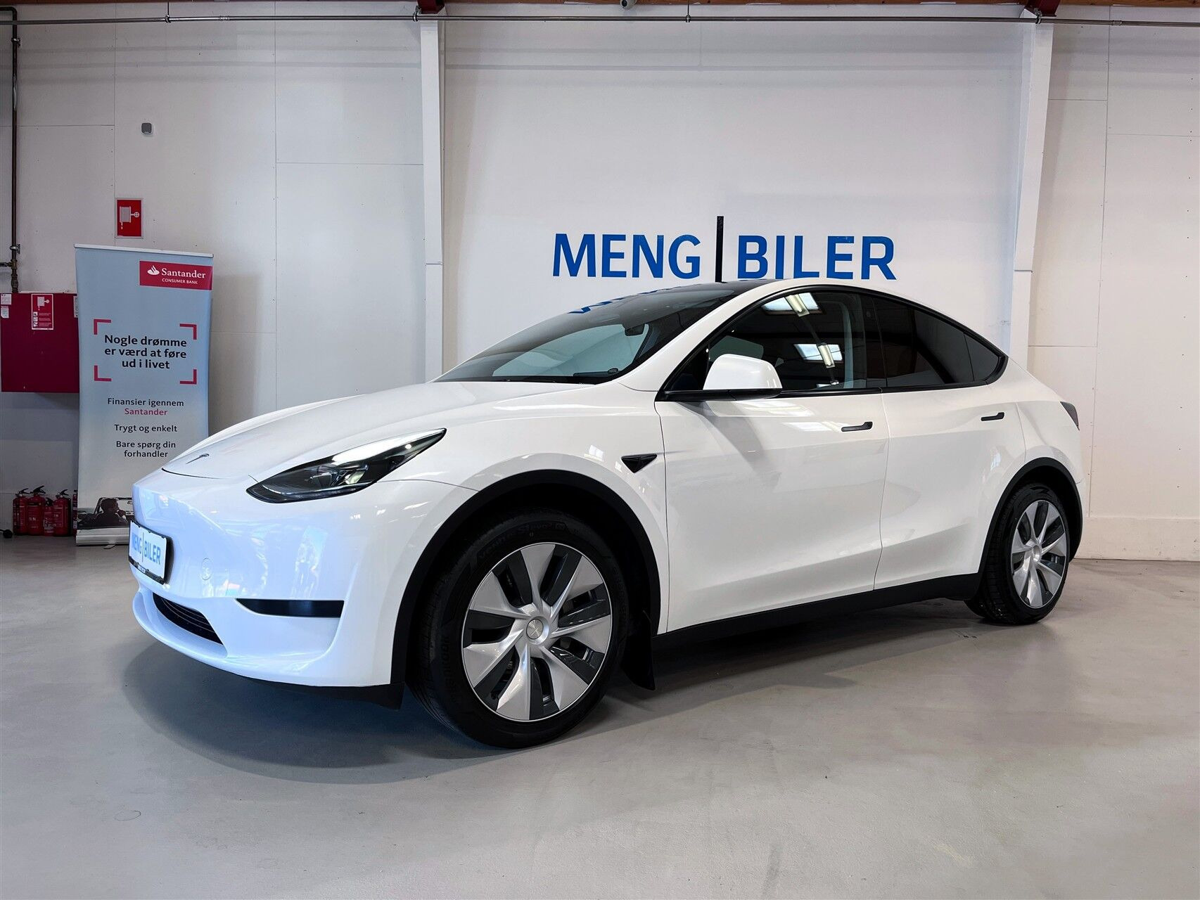 Hvid Tesla Model Y fra 2023