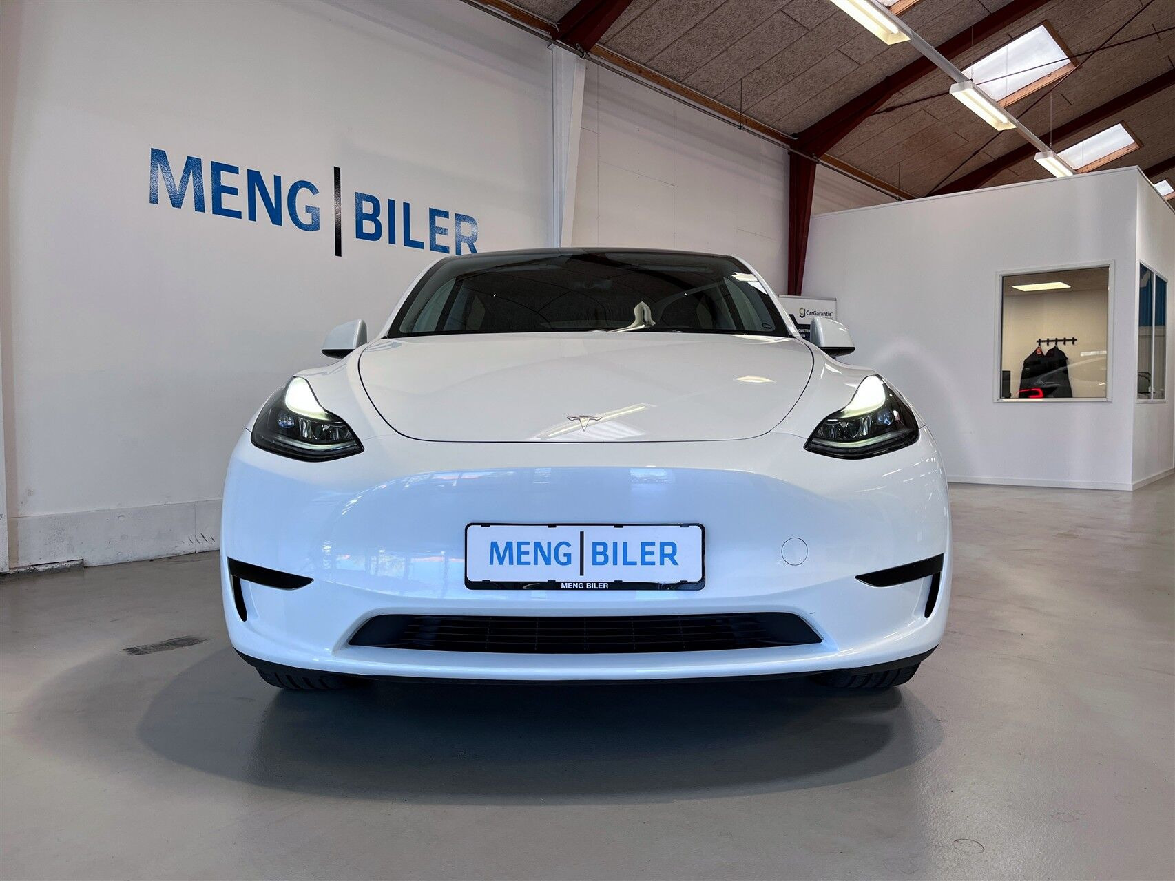 Hvid Tesla Model Y fra 2023