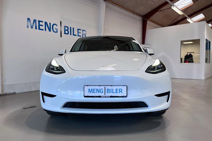Hvid Tesla Model Y fra 2023