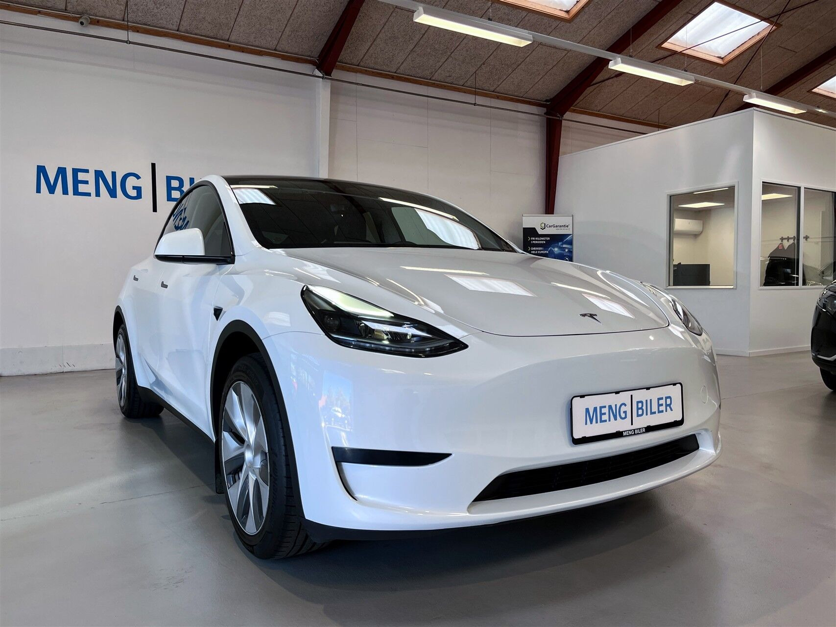 Hvid Tesla Model Y fra 2023