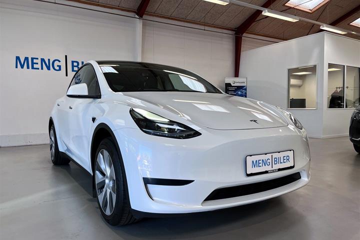 Hvid Tesla Model Y fra 2023
