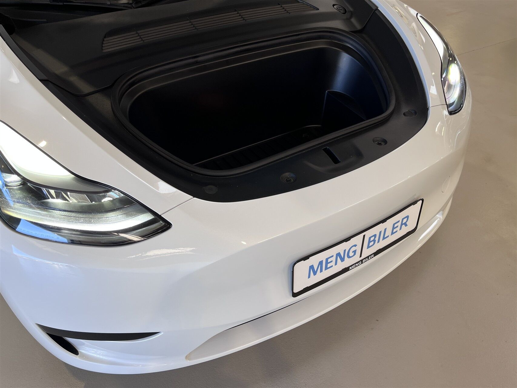 Hvid Tesla Model Y fra 2023