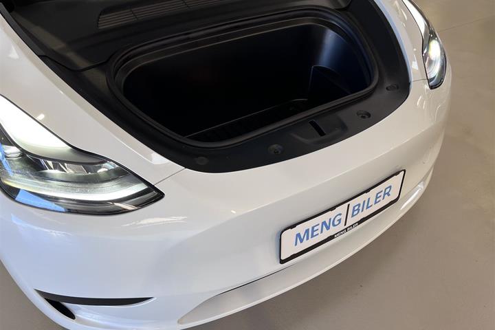 Hvid Tesla Model Y fra 2023