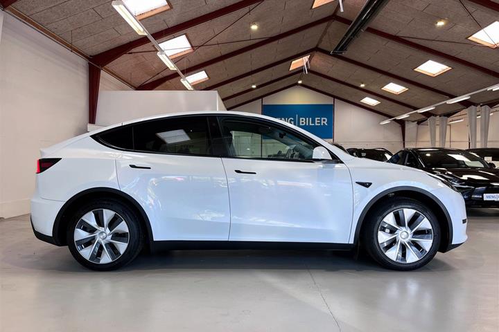 Hvid Tesla Model Y fra 2023