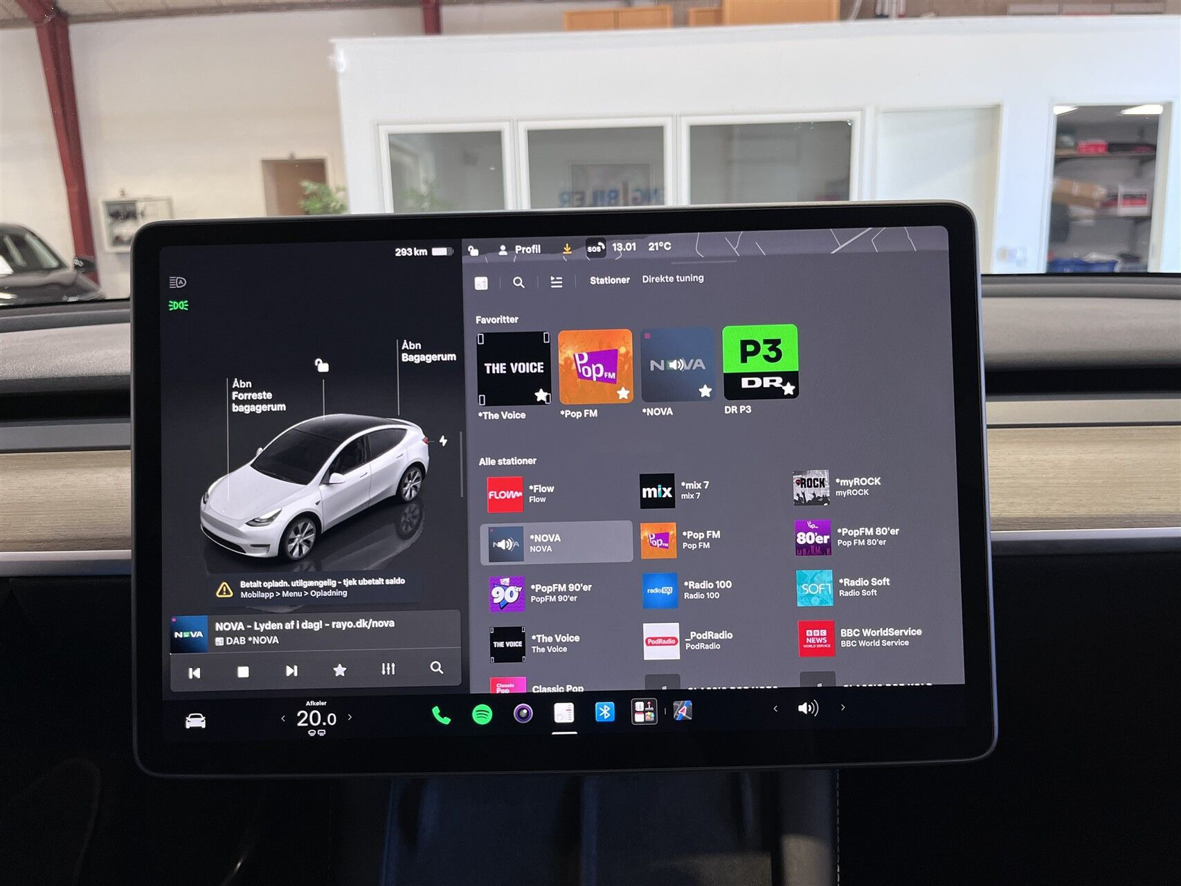Hvid Tesla Model Y fra 2023