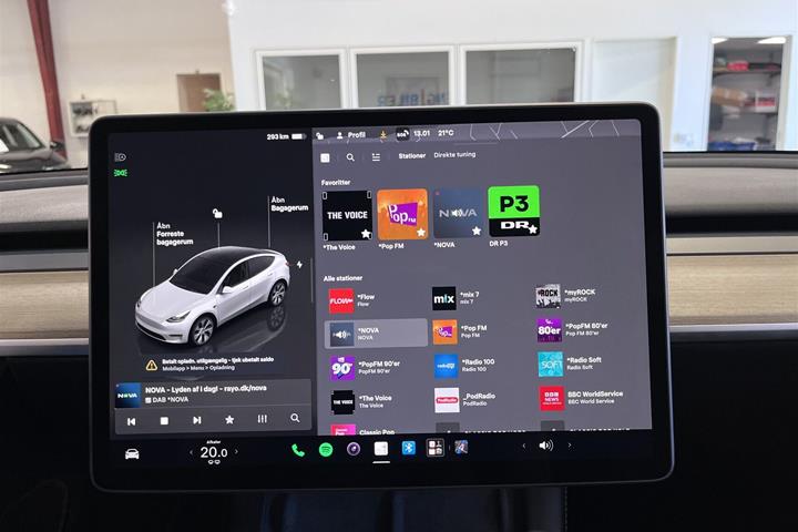 Hvid Tesla Model Y fra 2023