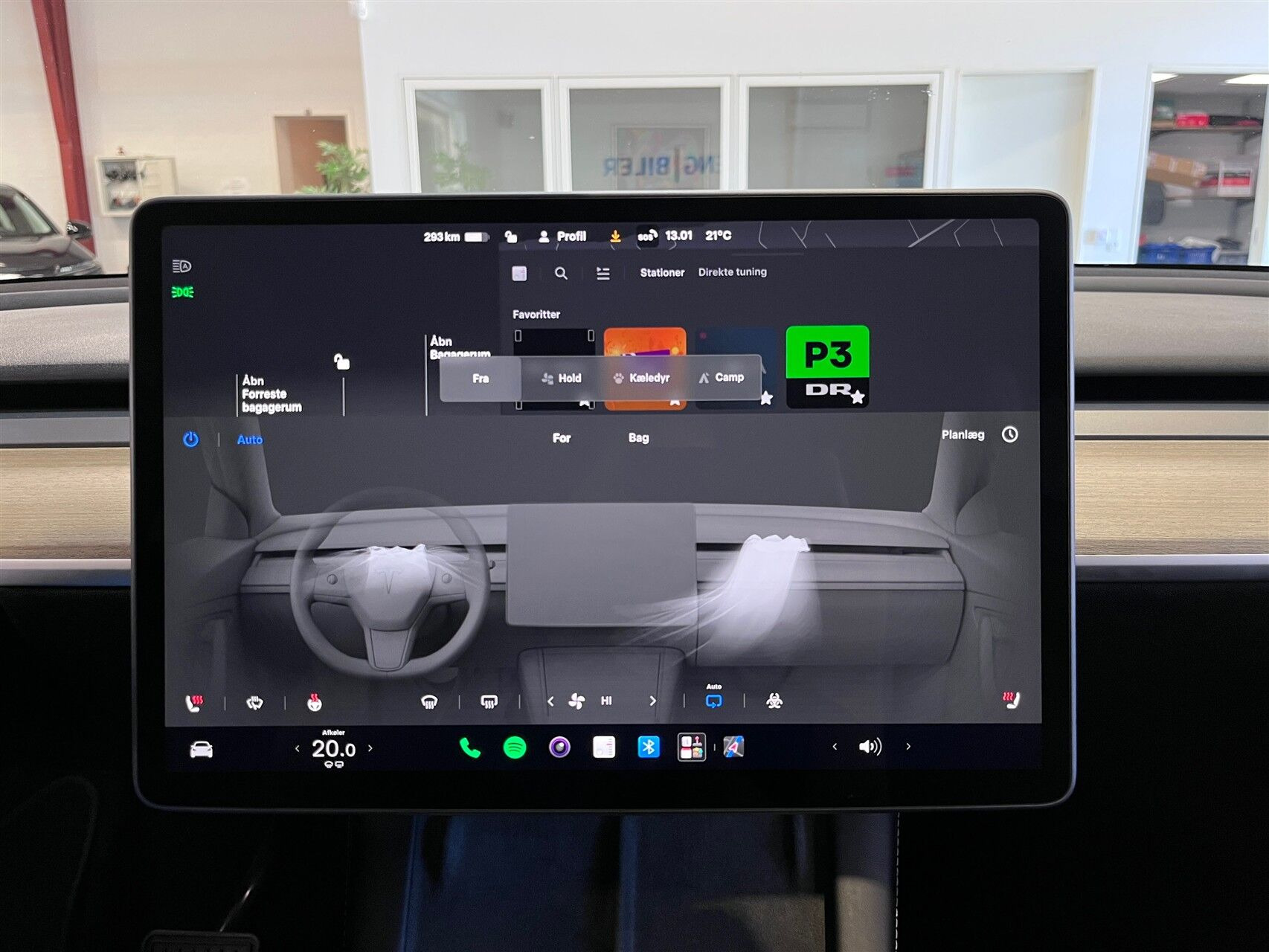 Hvid Tesla Model Y fra 2023