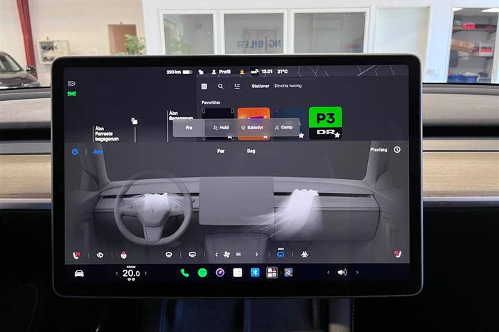 Hvid Tesla Model Y fra 2023