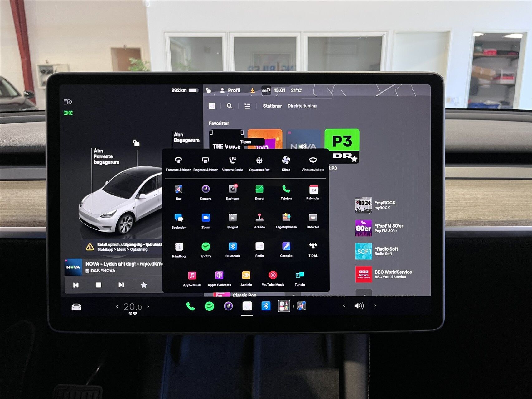Hvid Tesla Model Y fra 2023