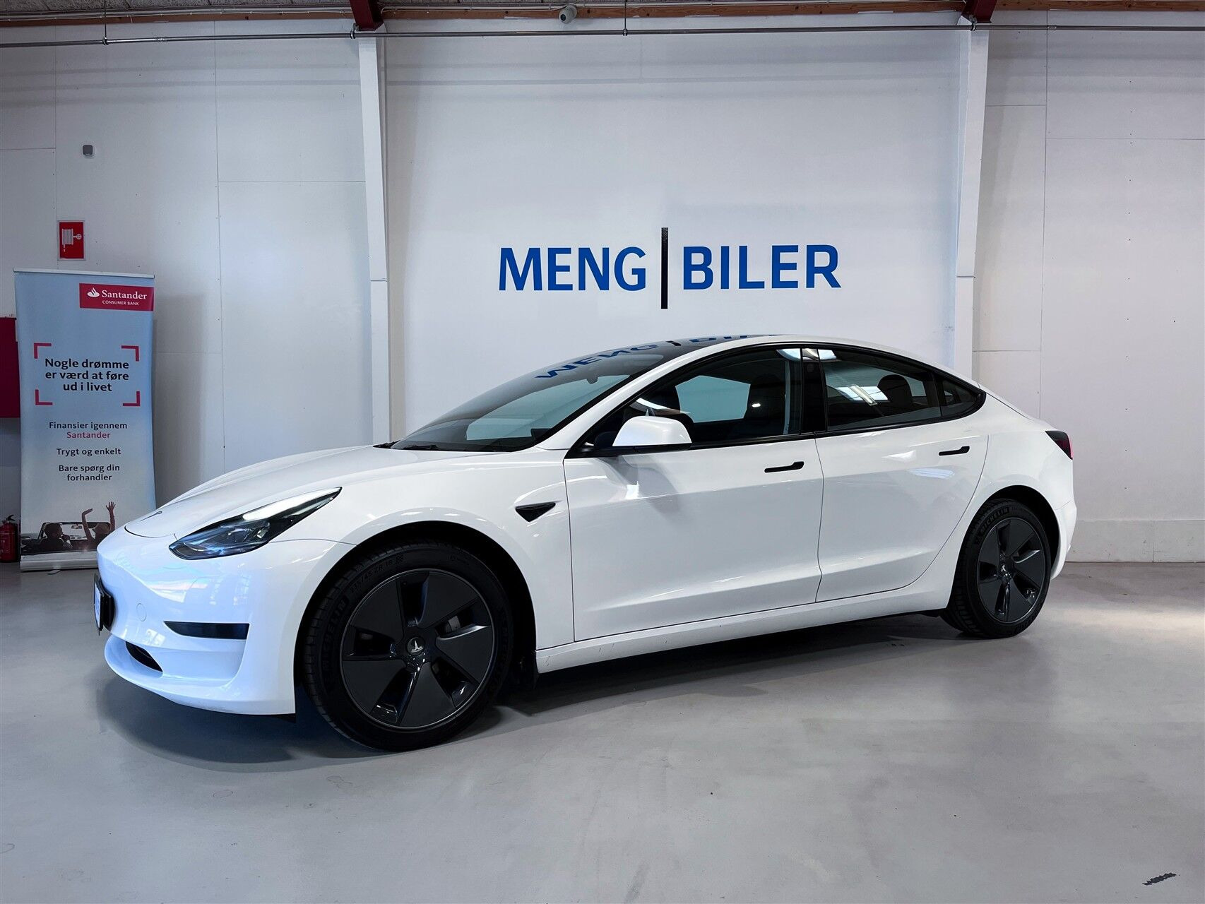 Hvid Tesla Model 3 fra 2023