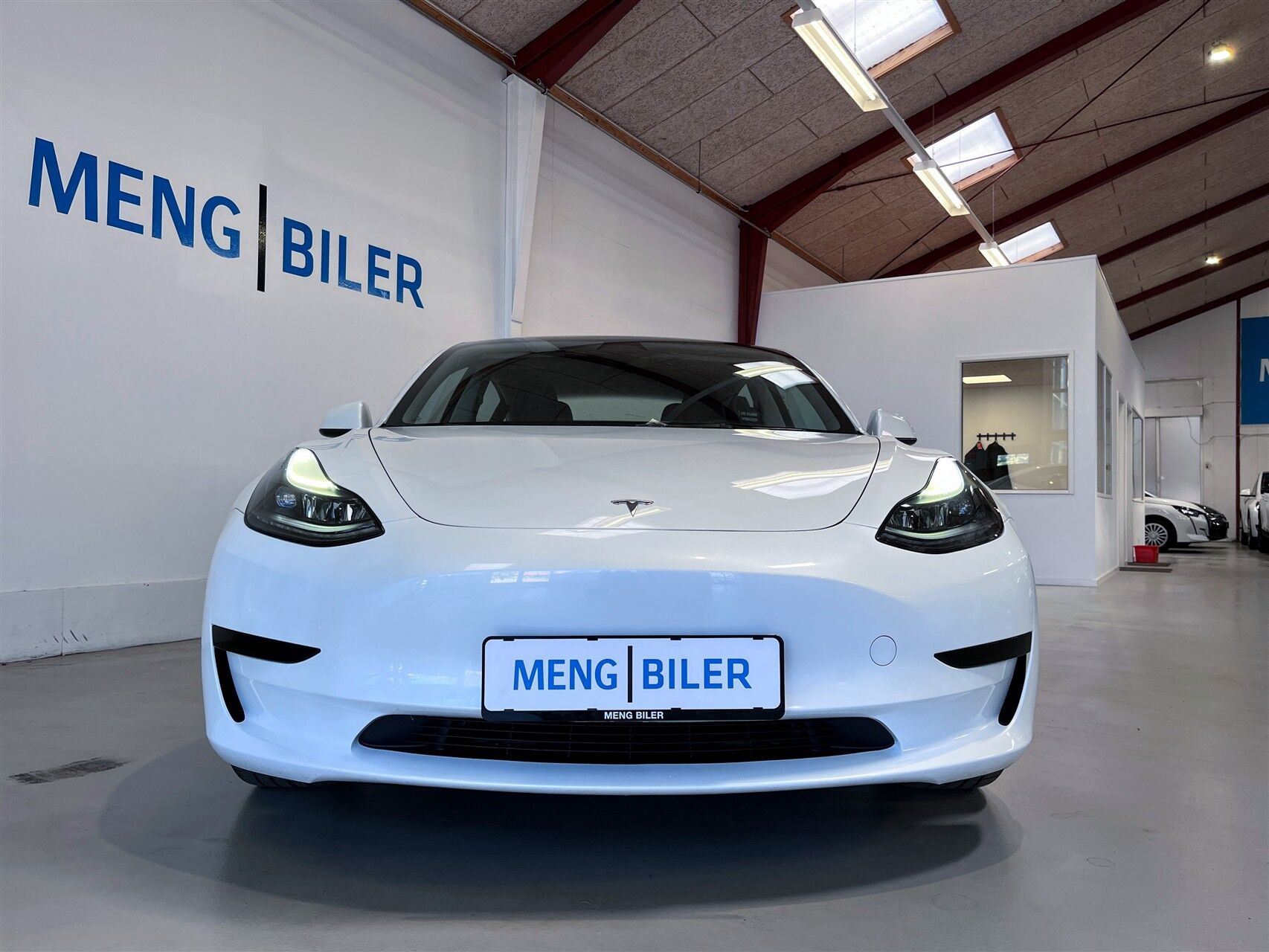 Hvid Tesla Model 3 fra 2023