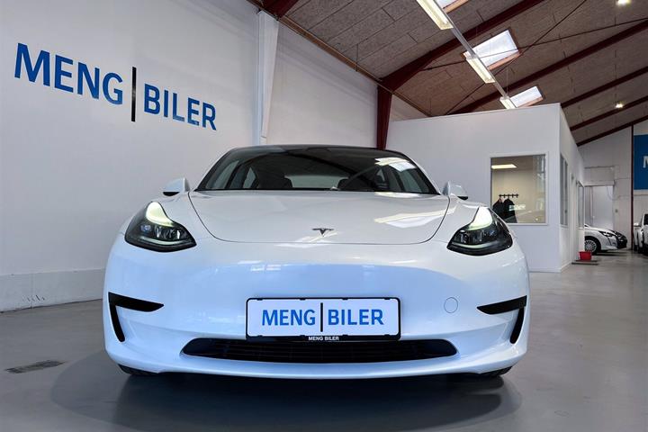 Hvid Tesla Model 3 fra 2023