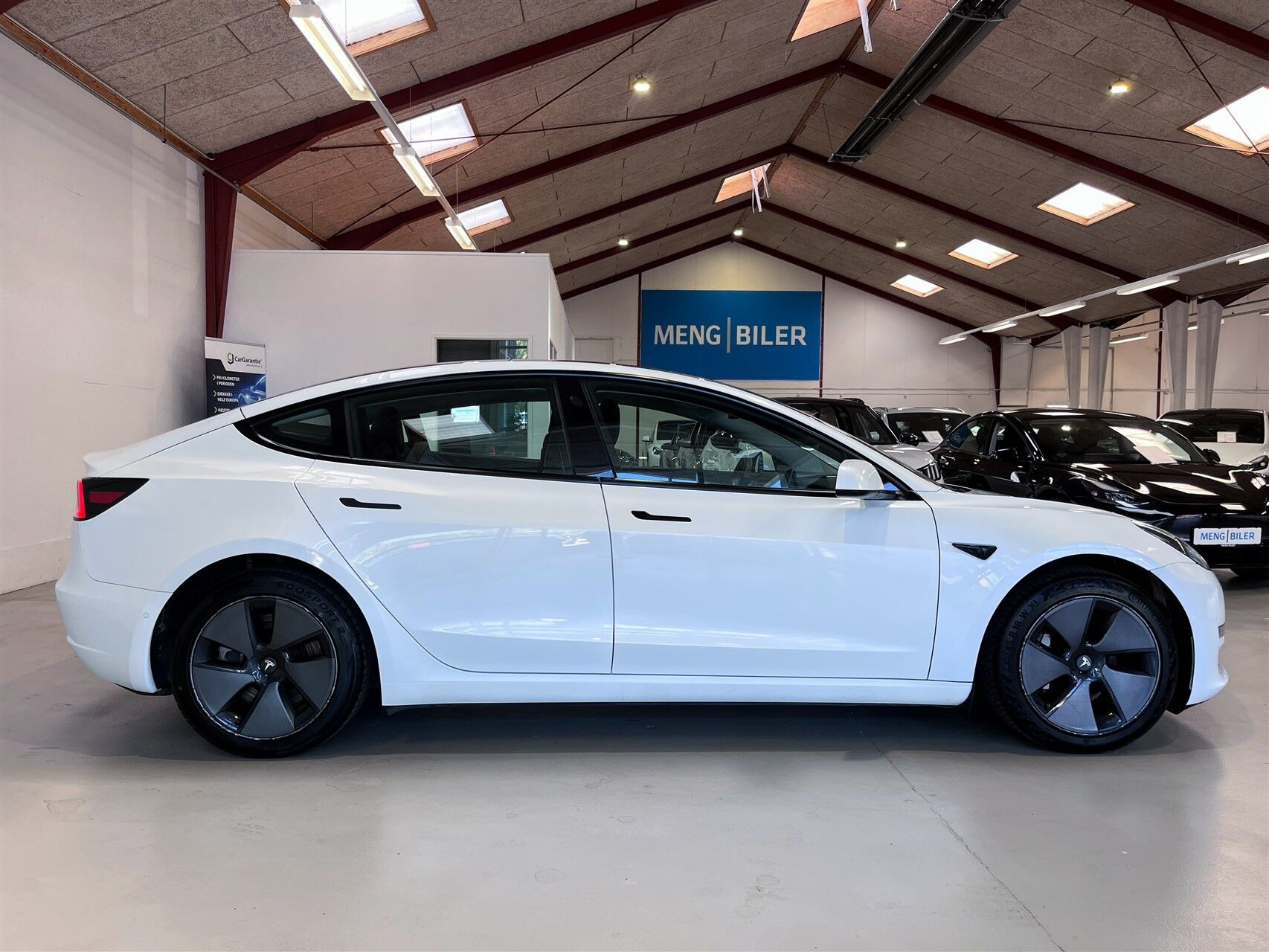 Hvid Tesla Model 3 fra 2023