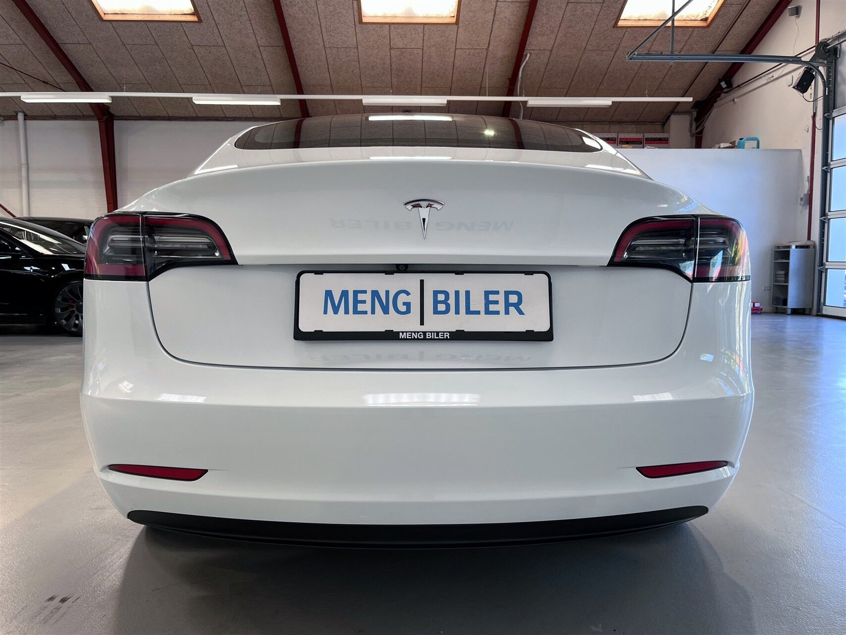 Hvid Tesla Model 3 fra 2023