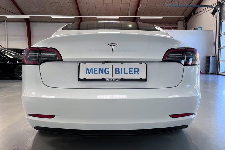 Hvid Tesla Model 3 fra 2023