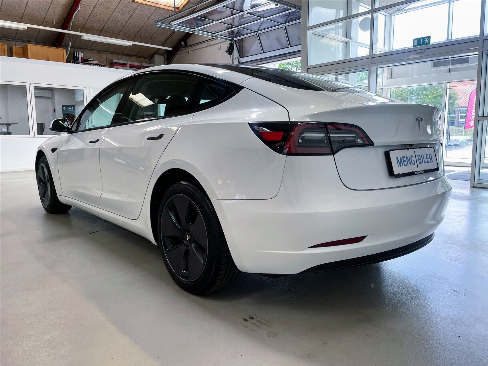 Hvid Tesla Model 3 fra 2023