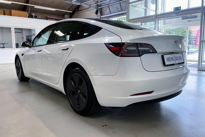 Hvid Tesla Model 3 fra 2023