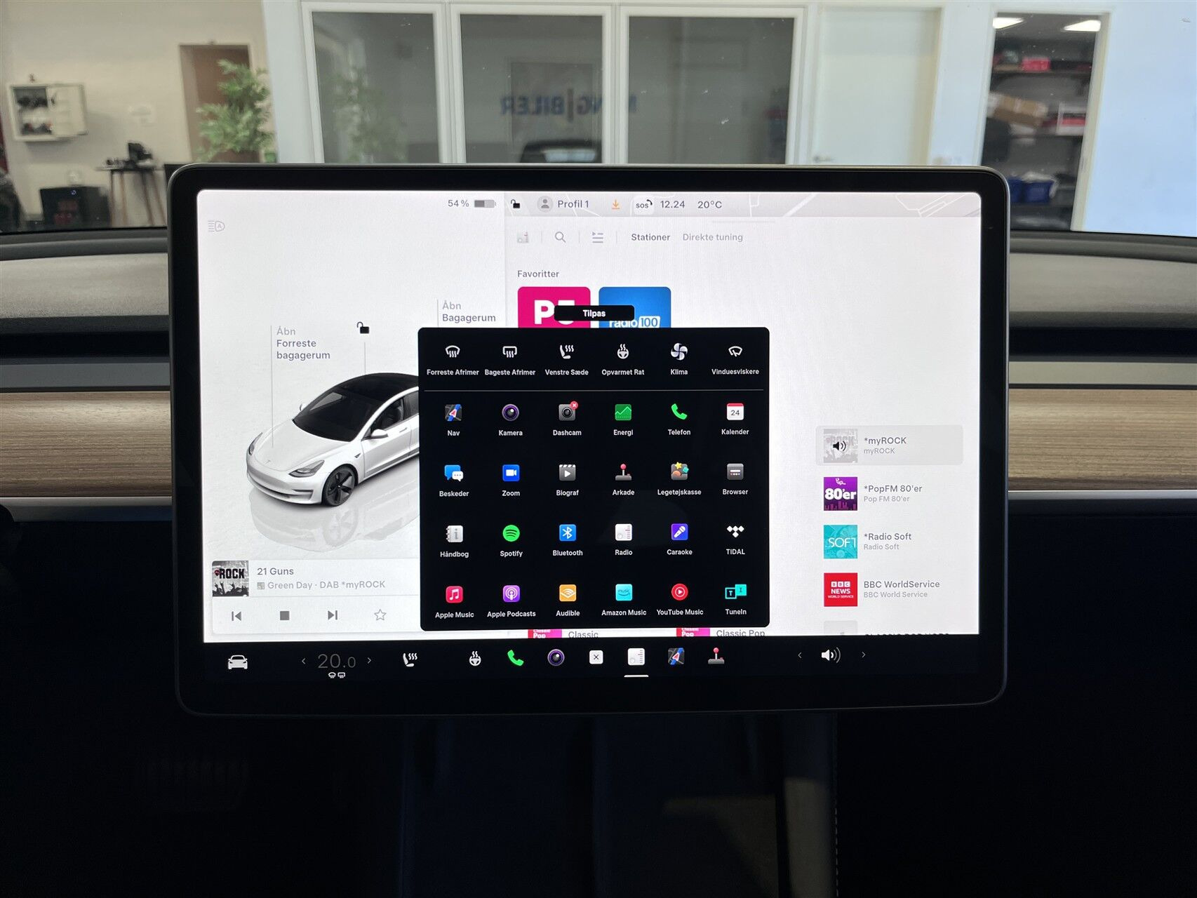 Hvid Tesla Model 3 fra 2023