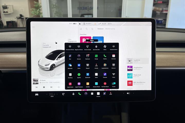 Hvid Tesla Model 3 fra 2023