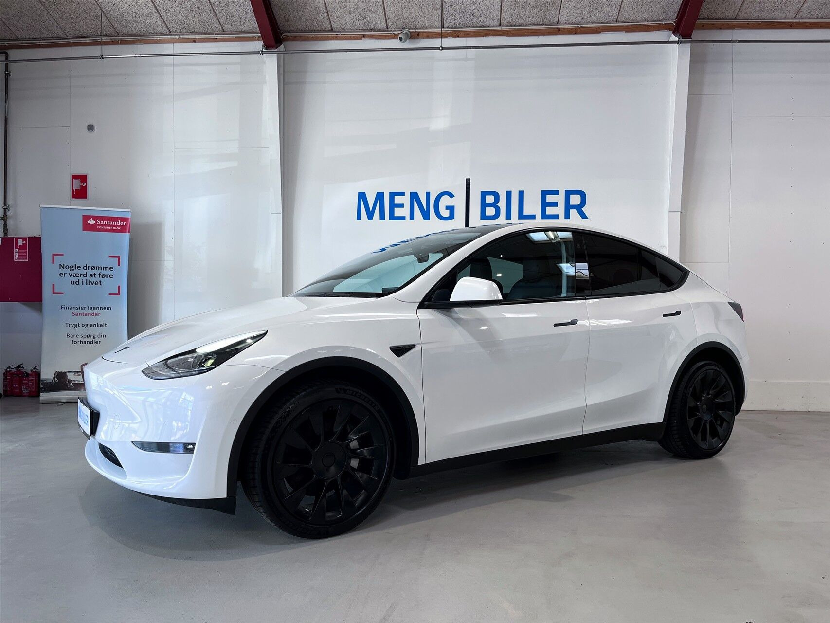 Hvid Tesla Model Y fra 2021